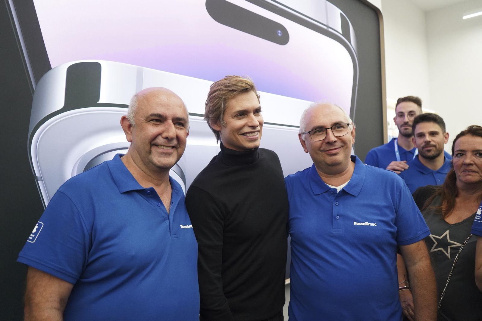 Los gerentes de Rossellimac, Juan Carlos y Alejandro López Ruiz, junto a Carlos Baute en la reapertura de la tienda en el Nevada Shopping.