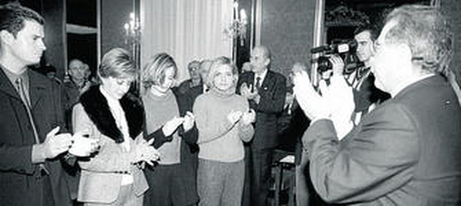 Desde el asesinato, se han sucedido los homenajes; en esta imagen de 2001 su viuda recibe la Medalla de Oro de la ciudad a título póstumo.