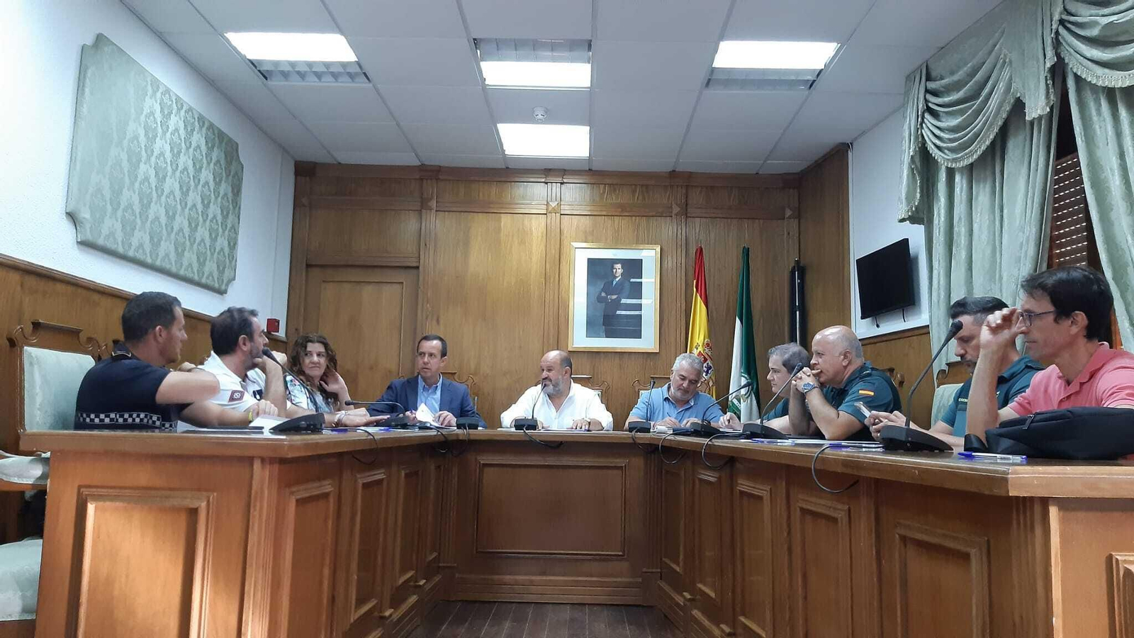 El subdelegado del Gobierno, junto al alcalde de Dalías, presidiendo la junta de seguridad.