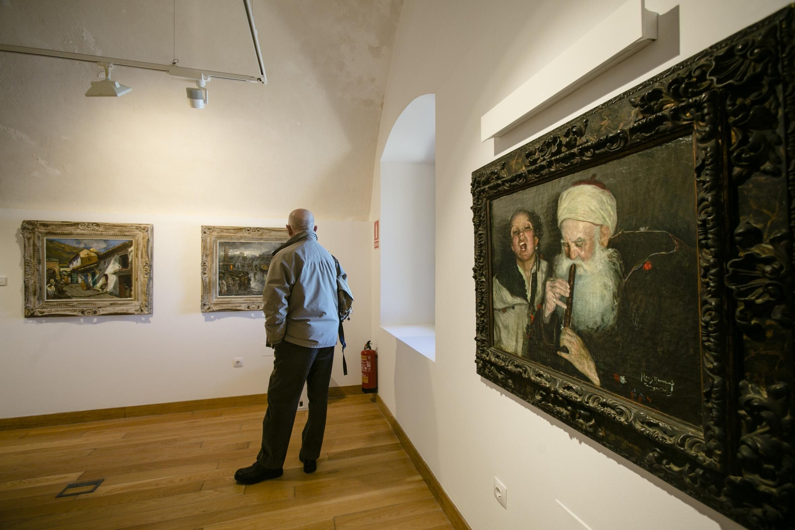 Algunos de los cuadros que se exponen en la muestra de Cruz Herrera.