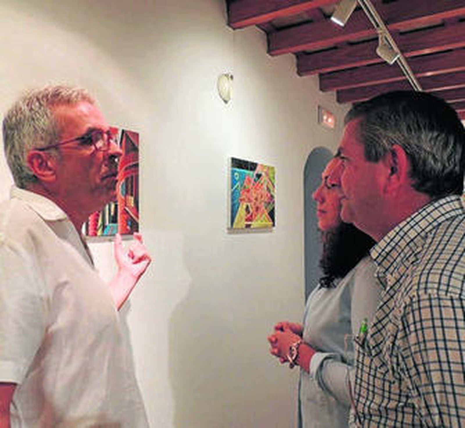 El artista conversa con las autoridades municipales.