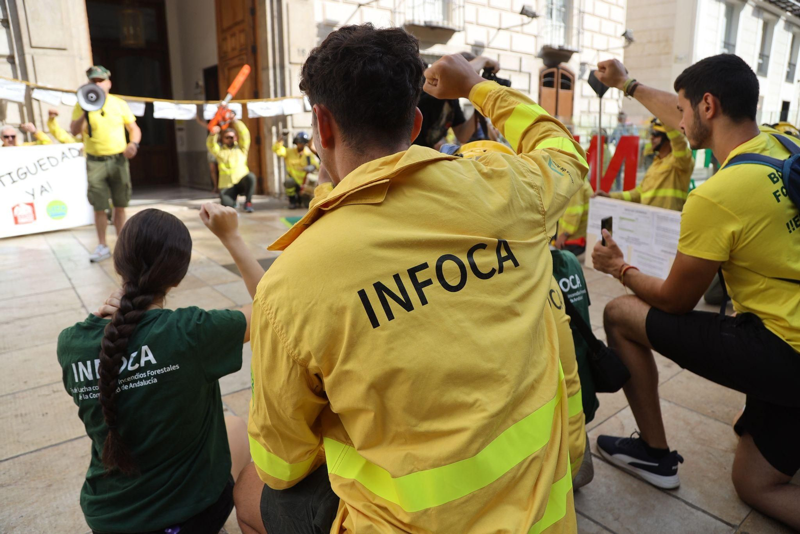 La protesta de los bomberos forestales del Infoca en Málaga, en imágenes