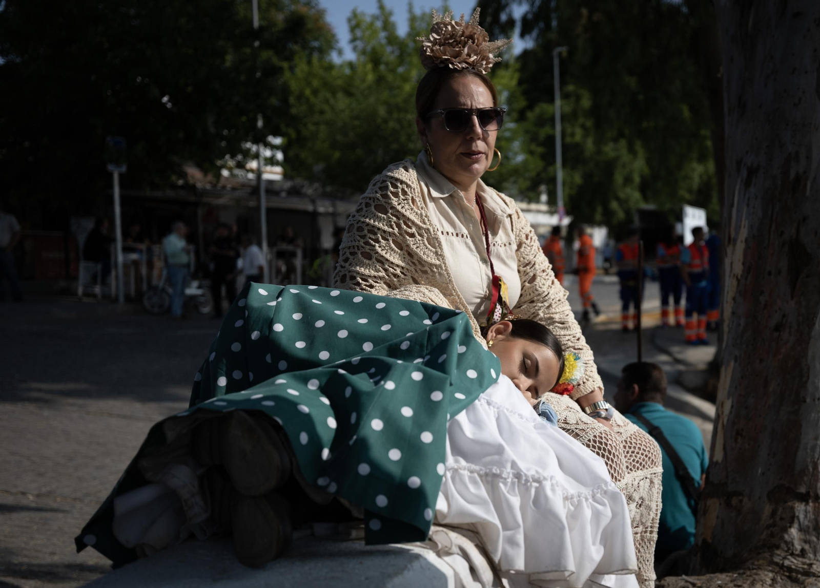 El cruce de las hermandades del Rocío por la barcaza de Coria, bajo el dispositivo de seguridad de la Policía Nacional