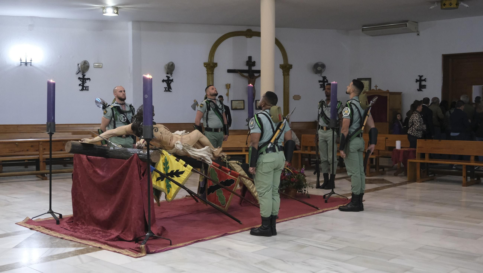 La Legión custodia el Cristo de la Buena Muerte en la Semana Santa de El Parador 2025