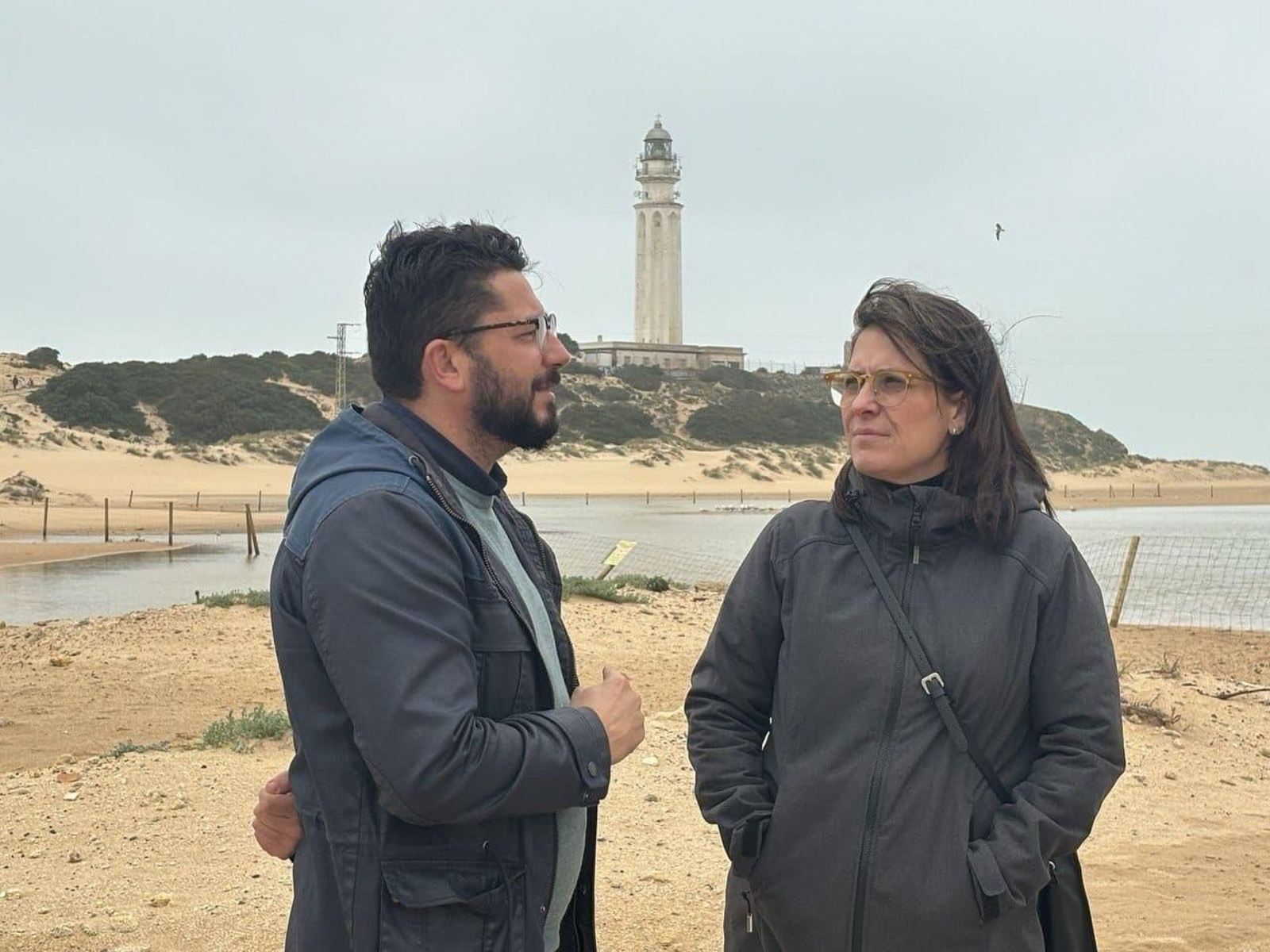 Esther Gil de Reboleño (Sumar), durante su intervención por el Faro de Trafalgar, junto a Jorge Rodríguez (IU).
