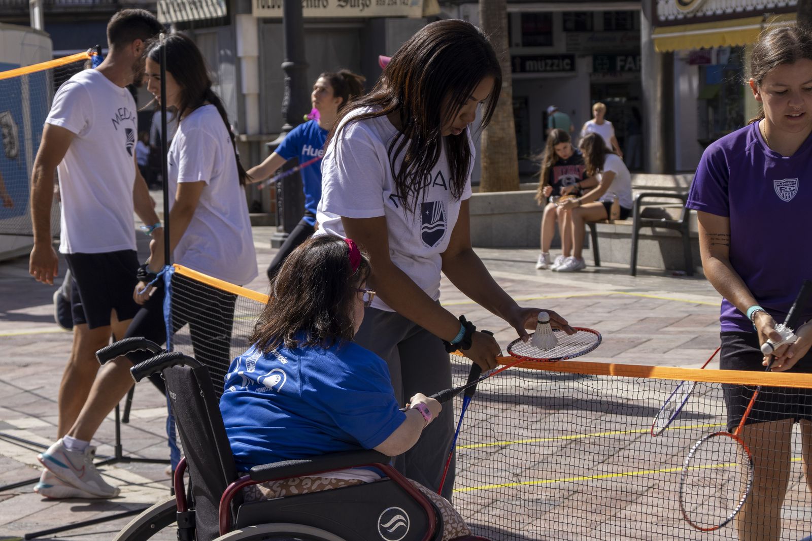 Imágenes del II Día del Bádminton inclusivo en la Plaza de las Monjas.