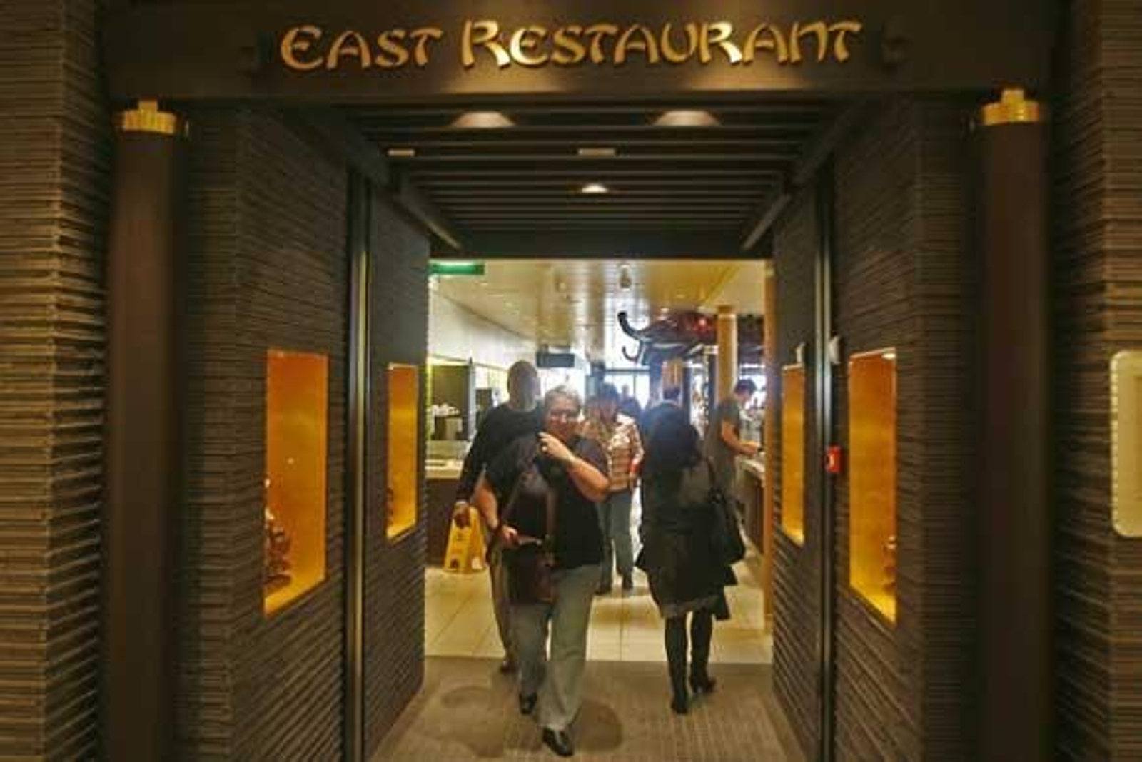 El 'Aidablu' es el primero de los 300 buques de este tipo que atracarán este año en el Puerto de Cádiz

Foto: Joaquin Pino