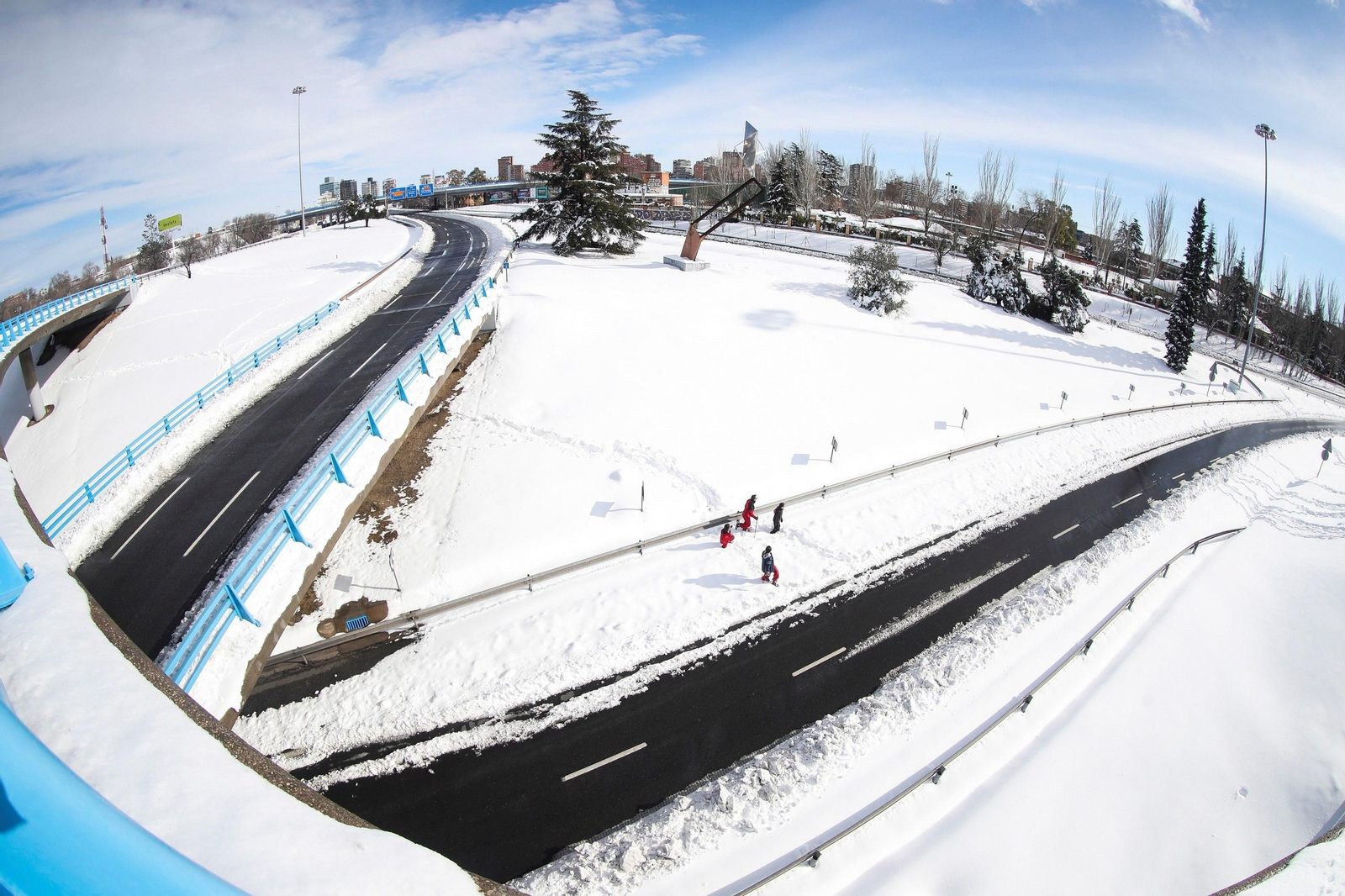 Madrid trata de restablecer la normalidad: el día después en imágenes