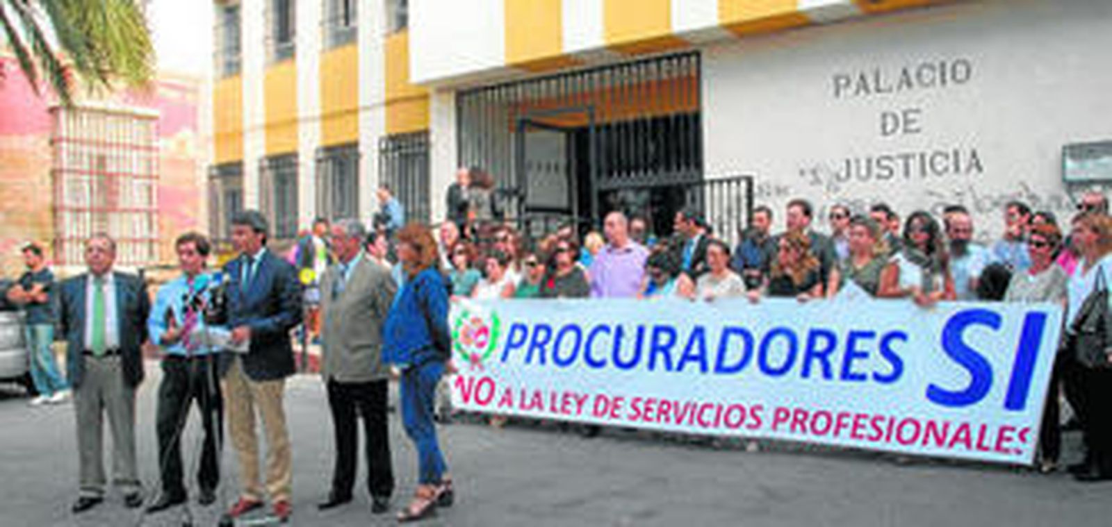 Concentración ayer ante la puerta de los Juzgados isleños para defender la labor de los procuradores.