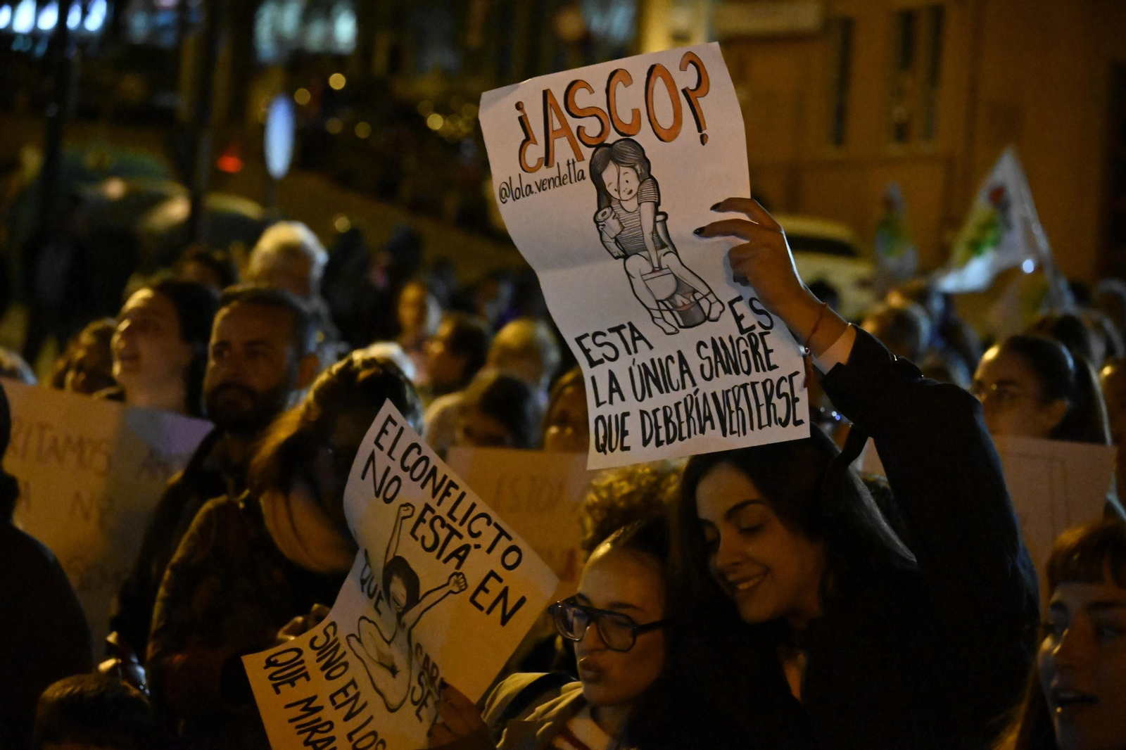 Imágenes de la manifestación con motivo del 25N en Huelva