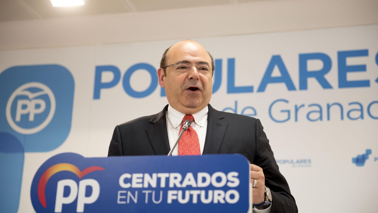 Sebastián Pérez da un discurso