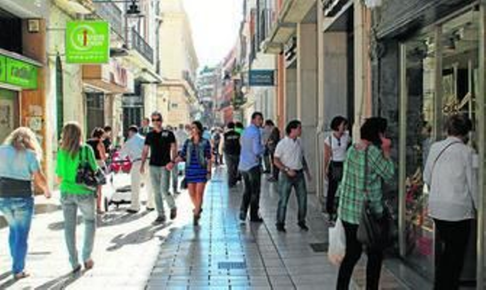 Ciudadanos onubenses caminando por el centro de la capital.