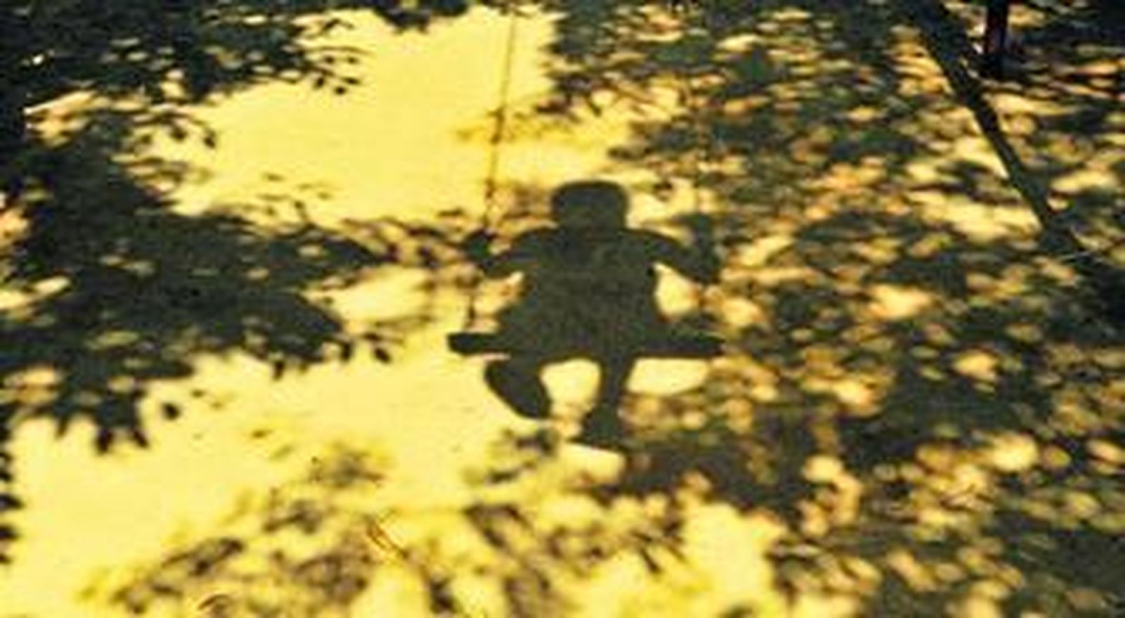 La sombra de un niño sirio acogido en un centro para refugiados y emigrantes, en una barriada rural de Arcos, que gestiona la ong Accem.