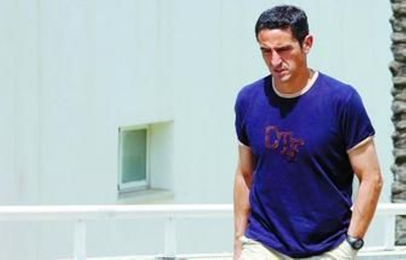 Manolo Jiménez, entrenador del Sevilla, pasea con las manos en los bolsillos.