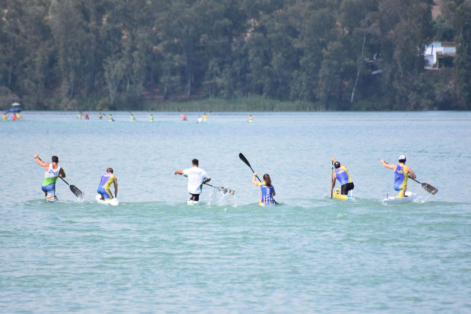 Piragüistas en el pantano de Iznájar.