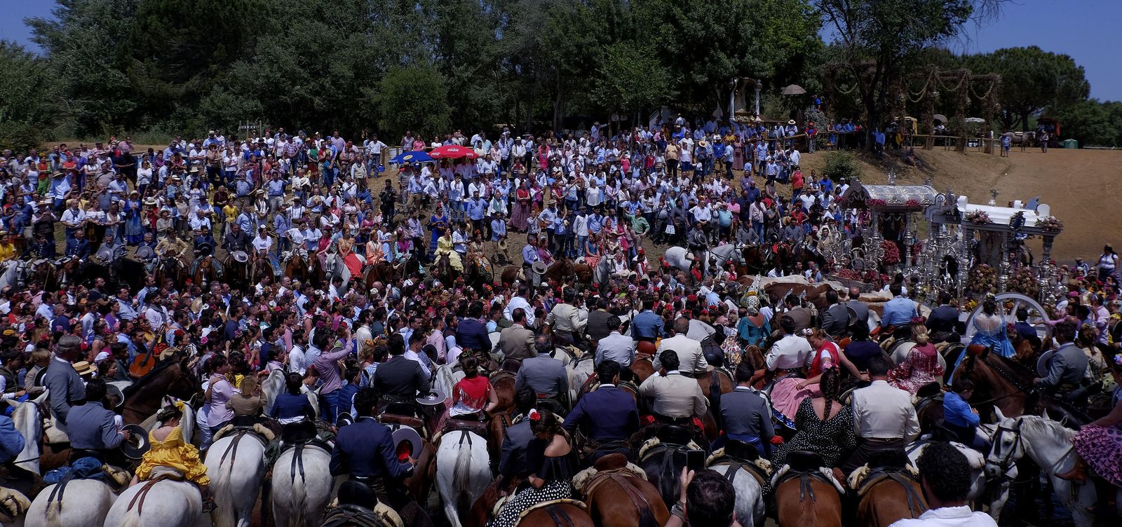 El Vado del Quema, abarrotado durante el paso de una hermandad de Sevilla.
