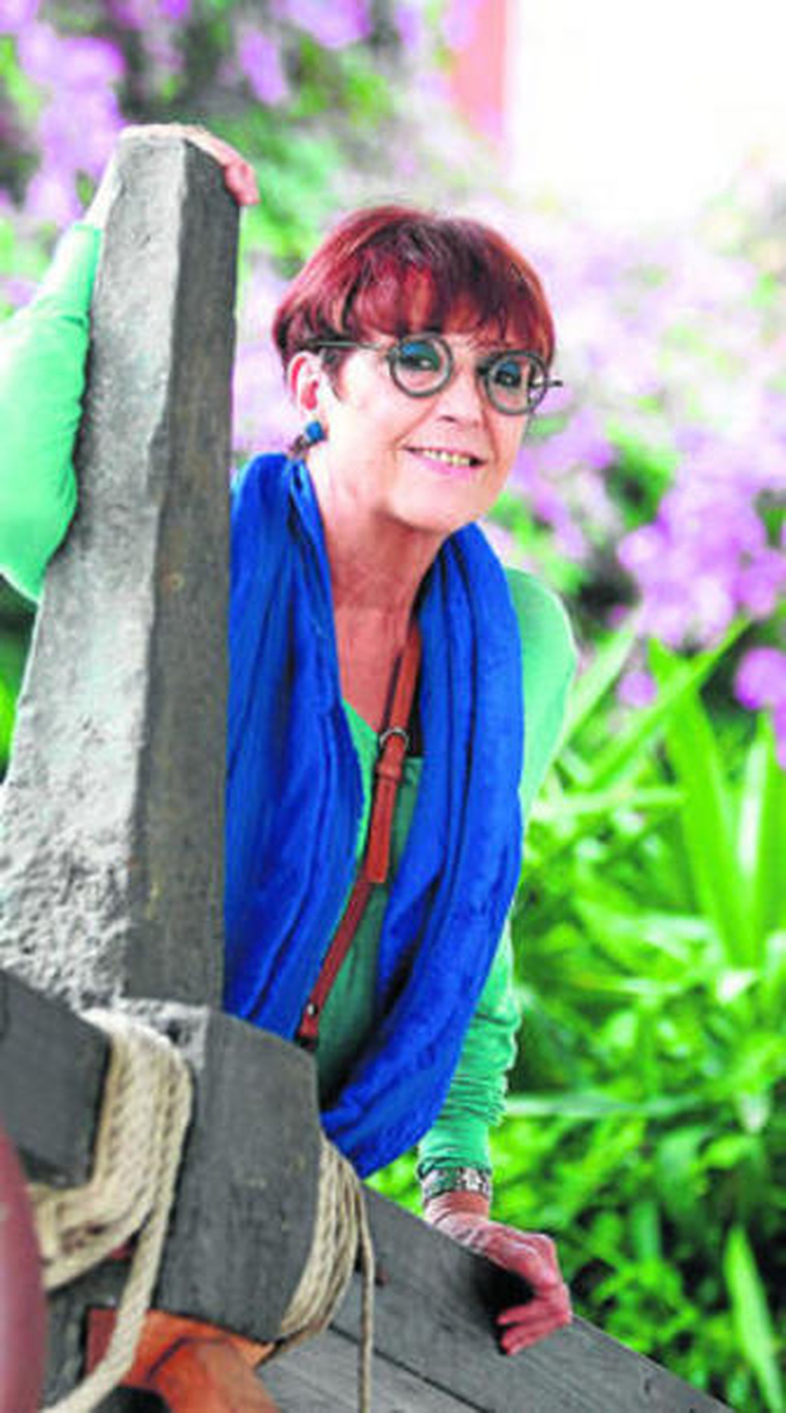 Maruja Torres posa en el ancla situada en el exterior del Museo.