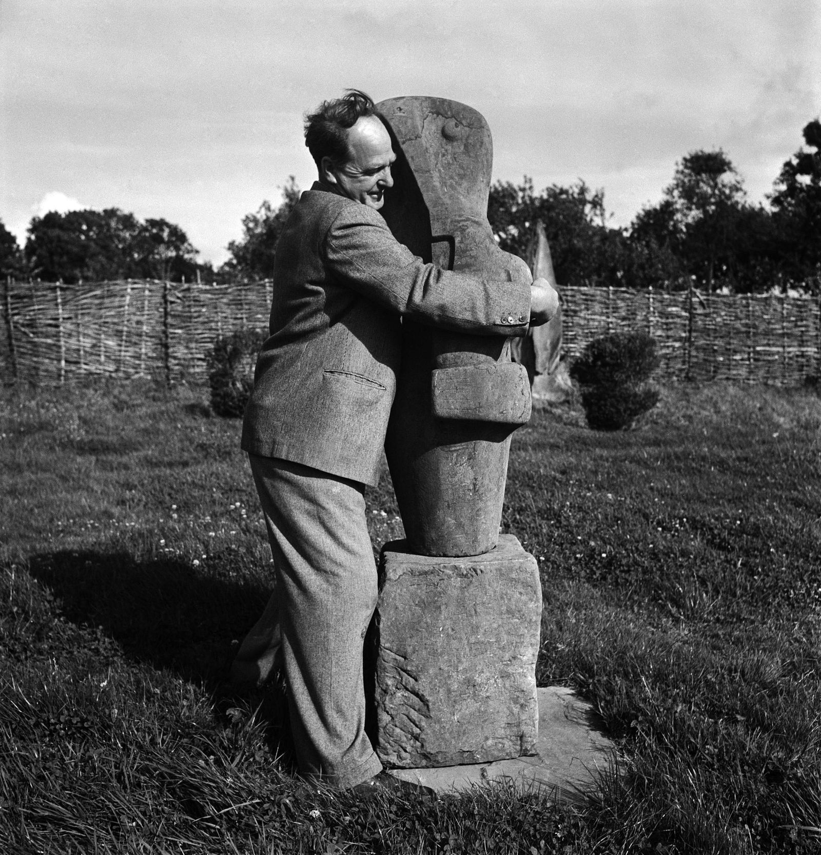 Henry Moore con su escultura 'Mother and Child', Farley Farm, Inglaterra, 1953
