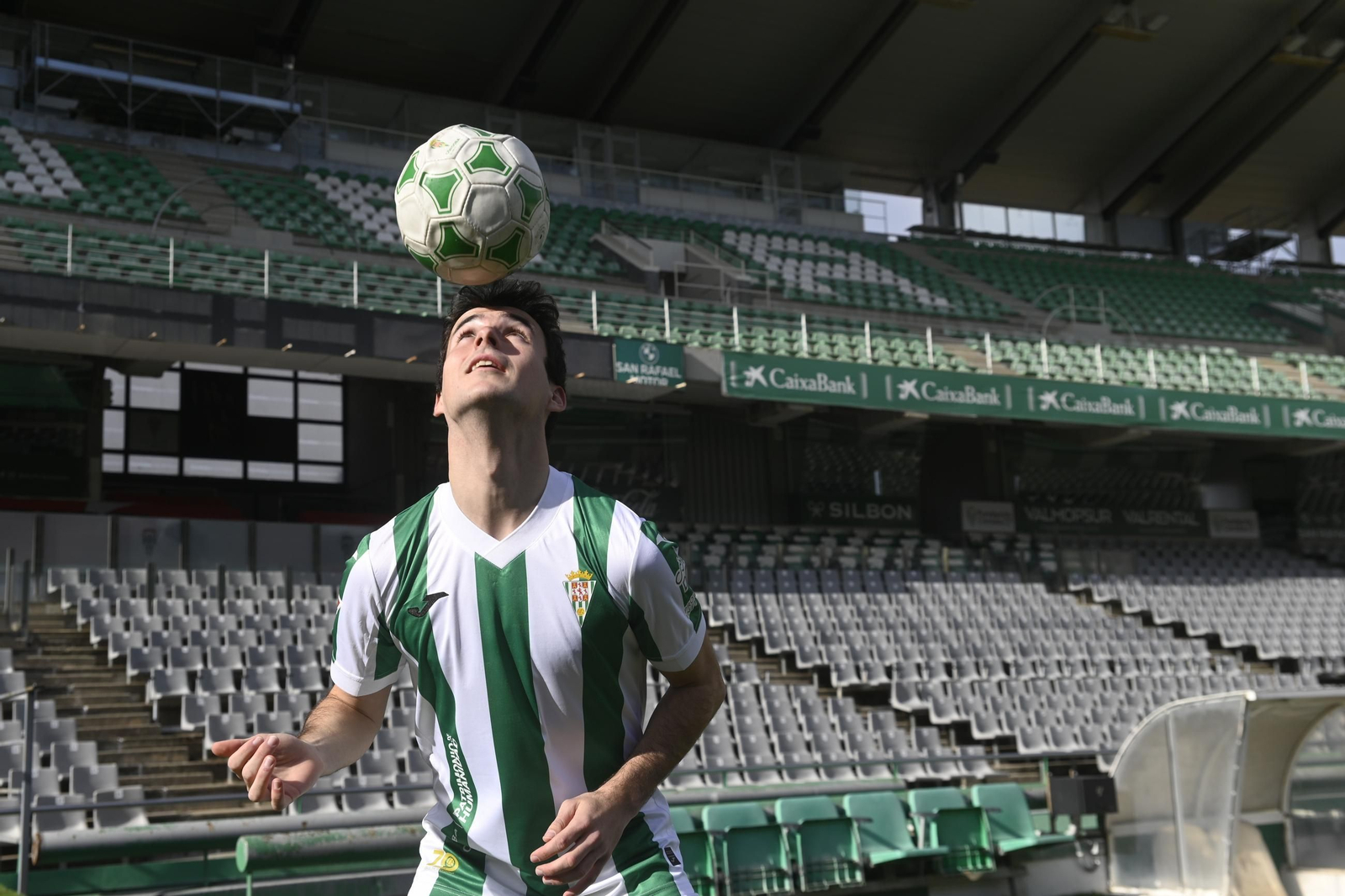 Las mejores fotos de la presentación de Jon Magunazelaia como jugador del Córdoba CF