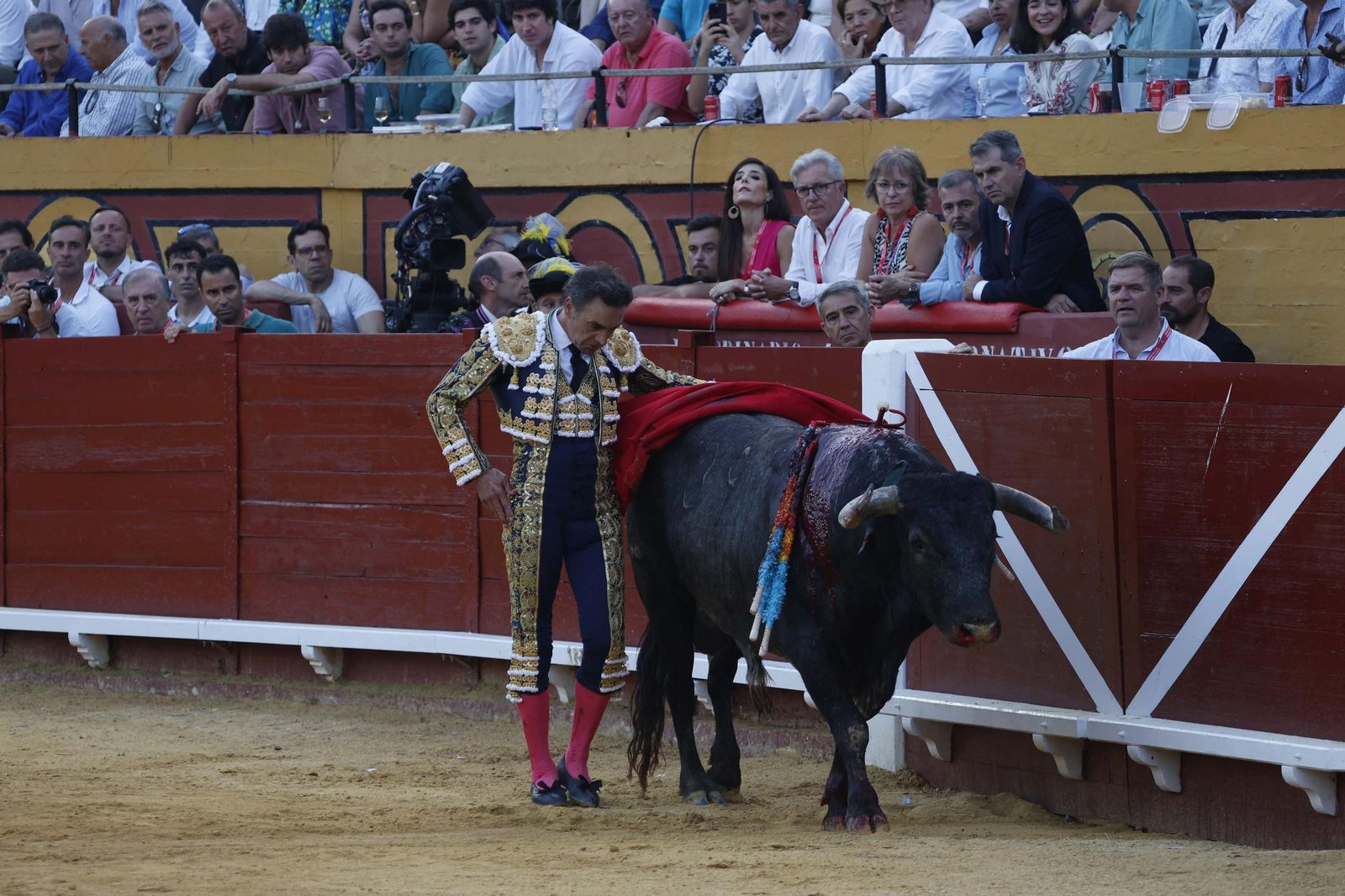 Una decepcionante corrida de Miura con Esaú Fernández a hombros cierra Algeciras