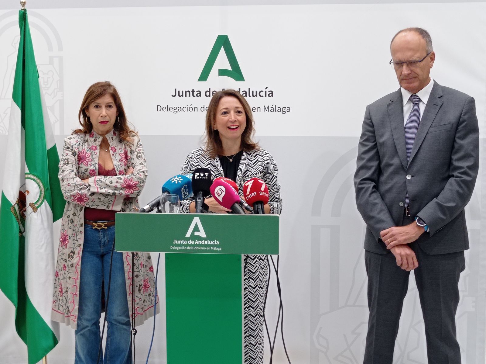 Gemma del Corral, delegada territorial de Turismo, Patricia Navarro, delegada de la Junta en Málaga, y José Luque, presidente de Aehcos, tras analizar la temporada turística.