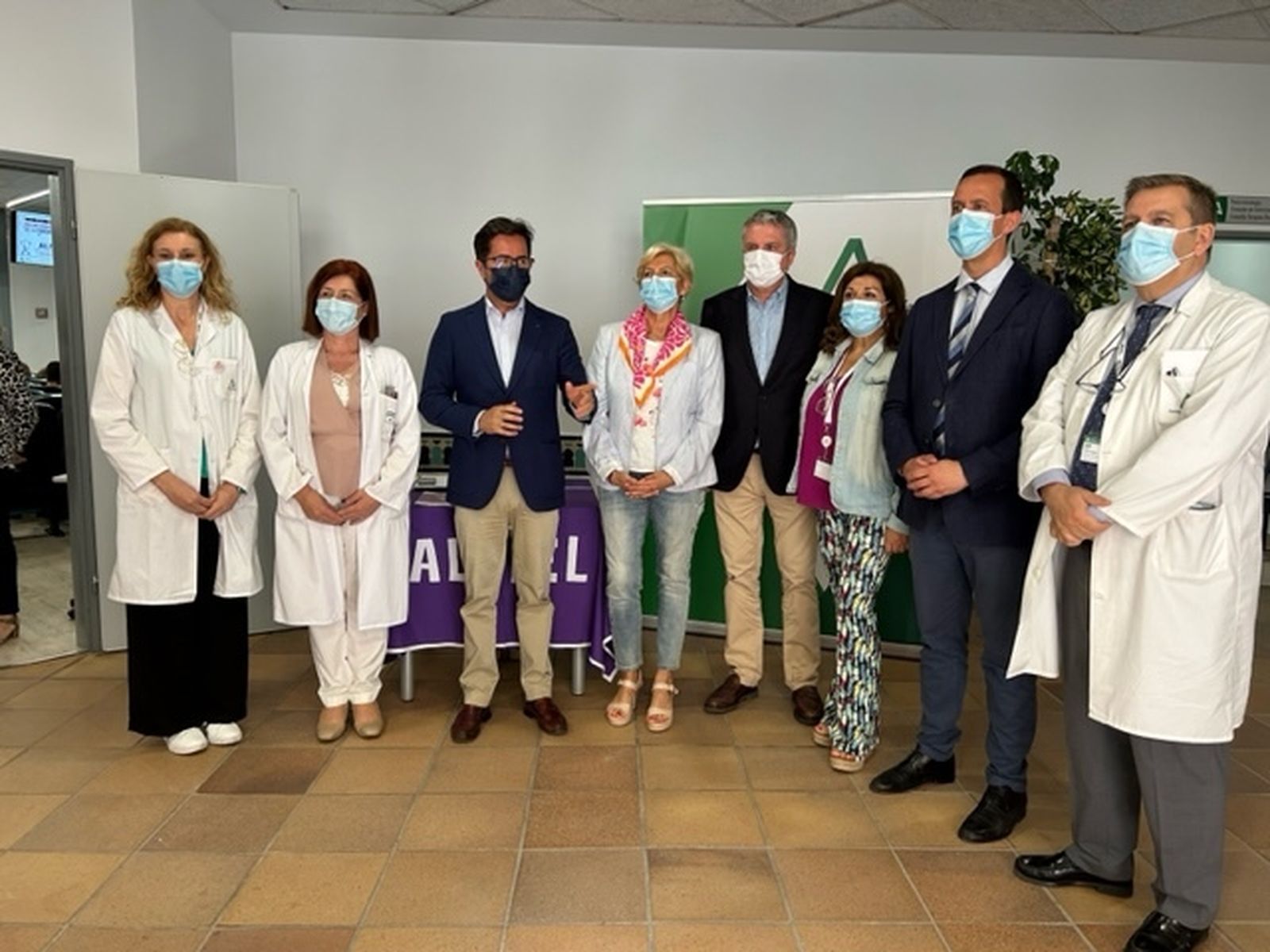 Representantes políticos acudieron este viernes al Hospital de Poniente.