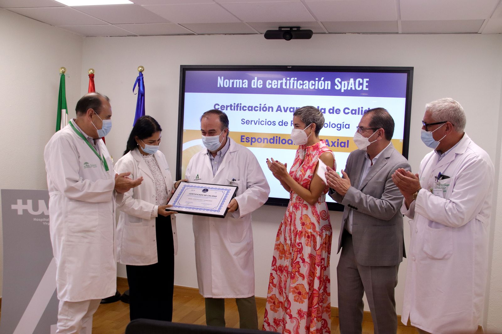 El gerente Miguel Ángel Colmenero recibe la certificación en el hospital.
