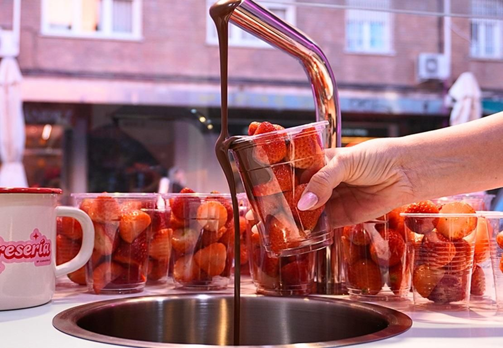 Un vaso de fresas con chocolate