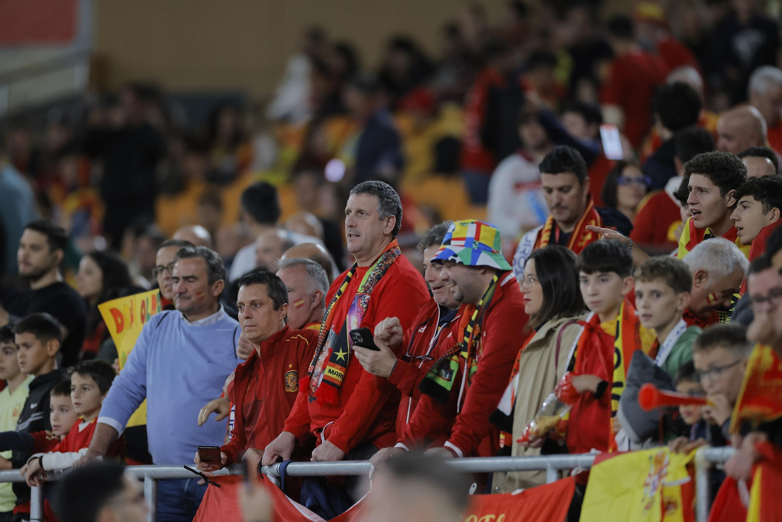 Búscate en las fotos del España - Turquia