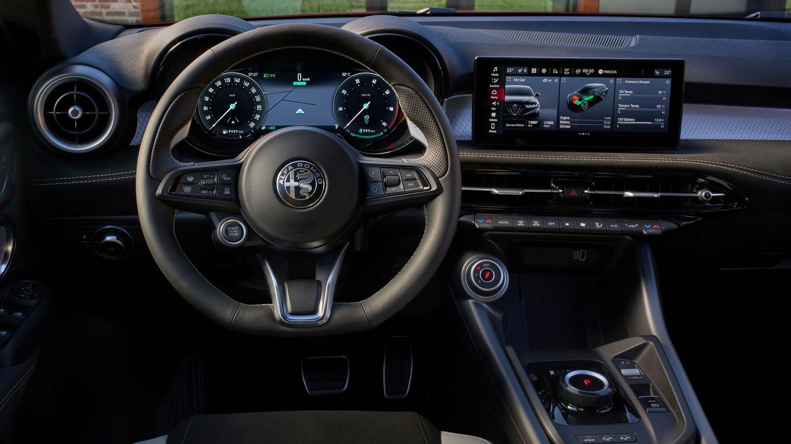 En el interior lo que más cambia es el mando que se usa para el manejo de la caja de cambios, que ahora es rotativo en todas las versiones.