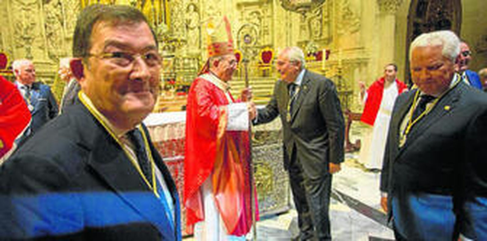 Carlos Bourrellier saluda a monseñor Asenjo en presencia de Joaquín Sainz de la Maza y de Antonio Piñero.