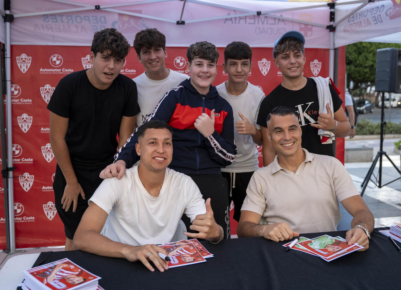 Los jugadores de la UDA Thalys y Andrés firman autógrafos