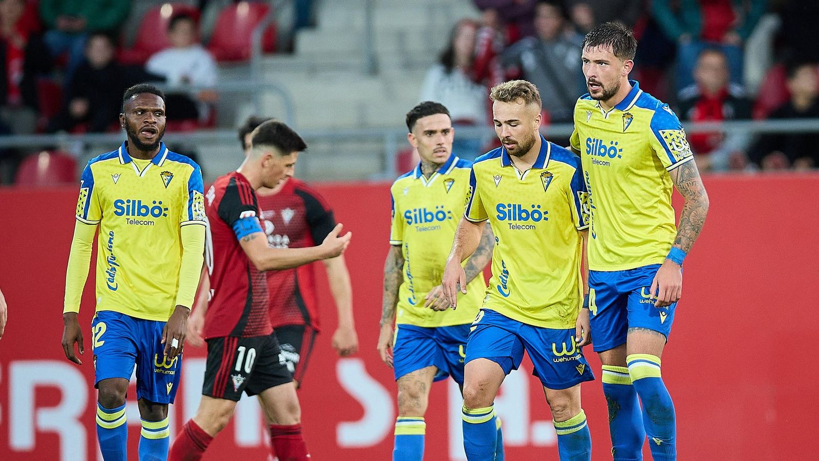 Los jugadores del Cádiz celebran un gol en su partido ante el Mirandés.