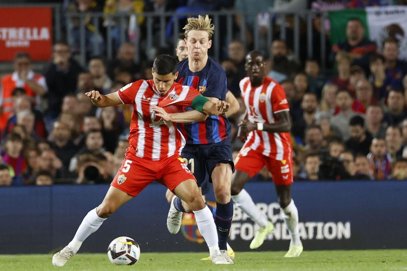 Robertone protege el esférico ante De Jong en el duelo del curso pasado