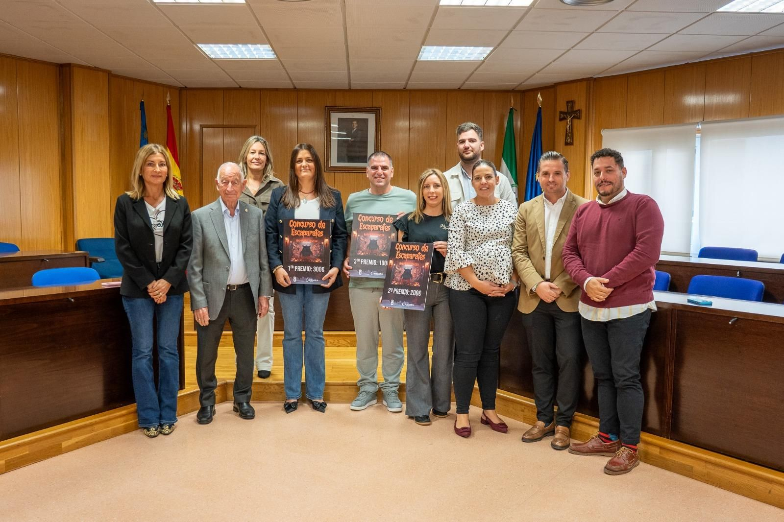 Los ganadores del concurso de escaparates de la 'Noche En Negro' 2025 recogen sus premios en el Ayuntamiento.