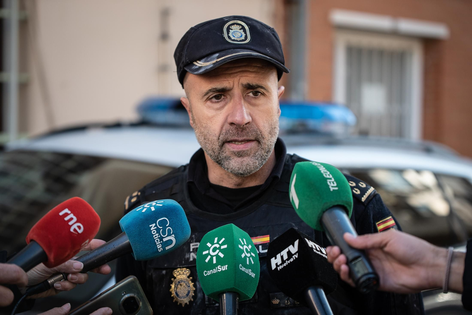 Imágenes de la dramática mañana de tensión que se ha vivido en Isla Chica tras el incendio en una vivienda