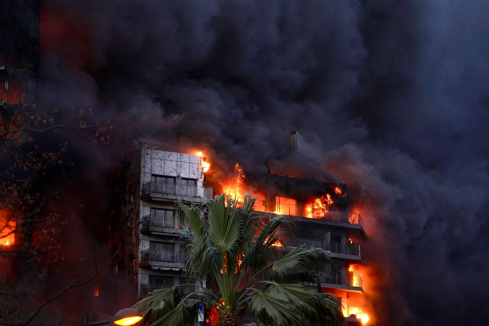 El incendio del edificio en Valencia, en imágenes El incendio del edificio en Valencia, en imágenes