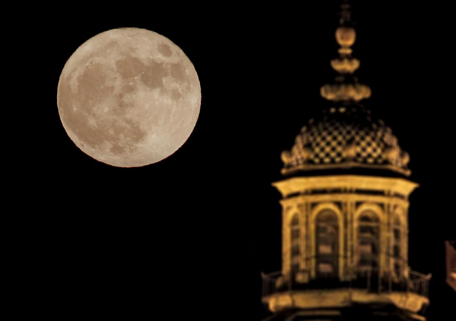 La 'superluna', anoche, sobre la Catedral de Jerez.