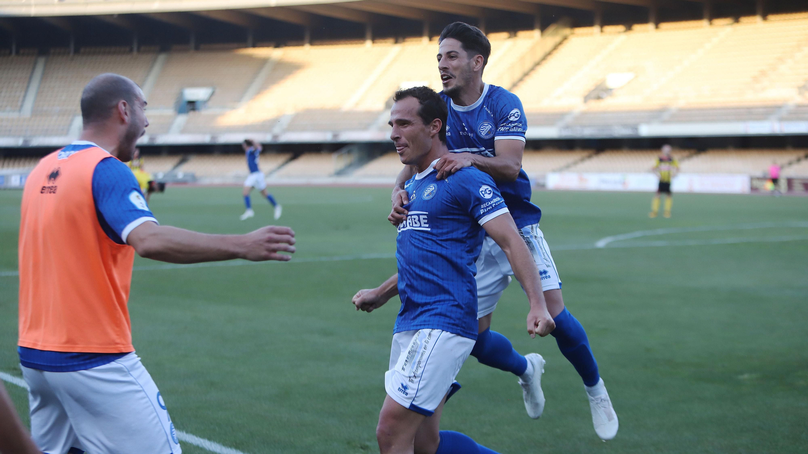 Bruno Herrero celebra su gol de cabeza al San Roque que suponía el 1-1.