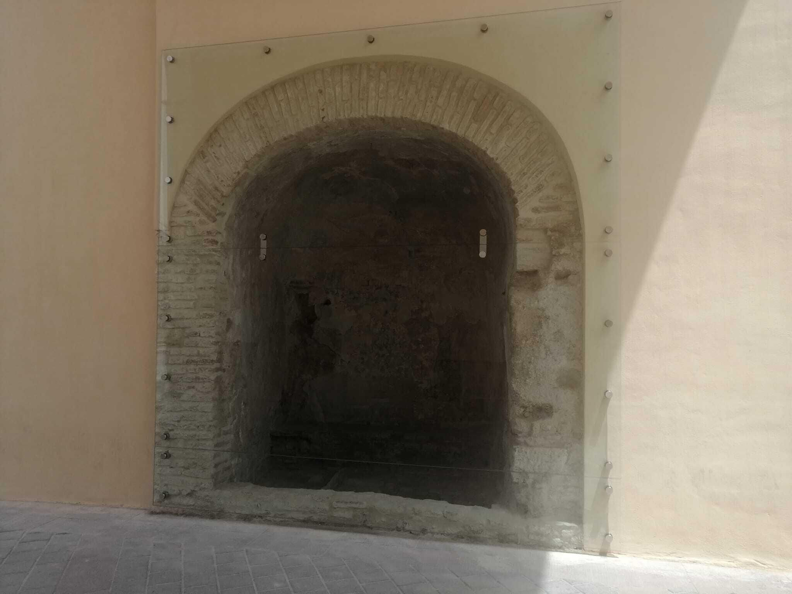 Así se ha protegido la cámara de guardia hallada en el interior del Arco de la Macarena. Así se ha protegido la cámara de guardia hallada en el interior del Arco de la Macarena.