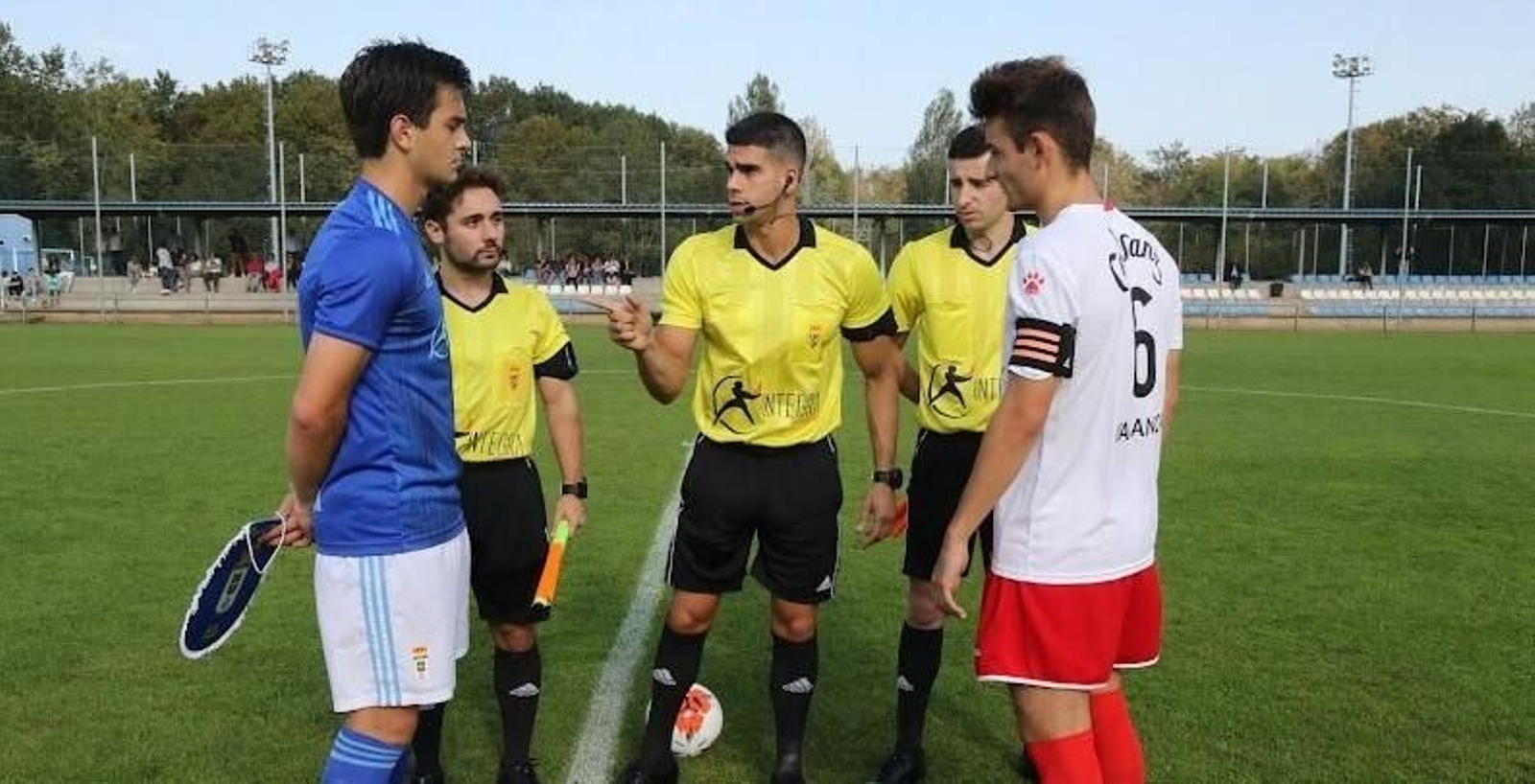 González Díaz realizar el sorteo de campos en un partido.