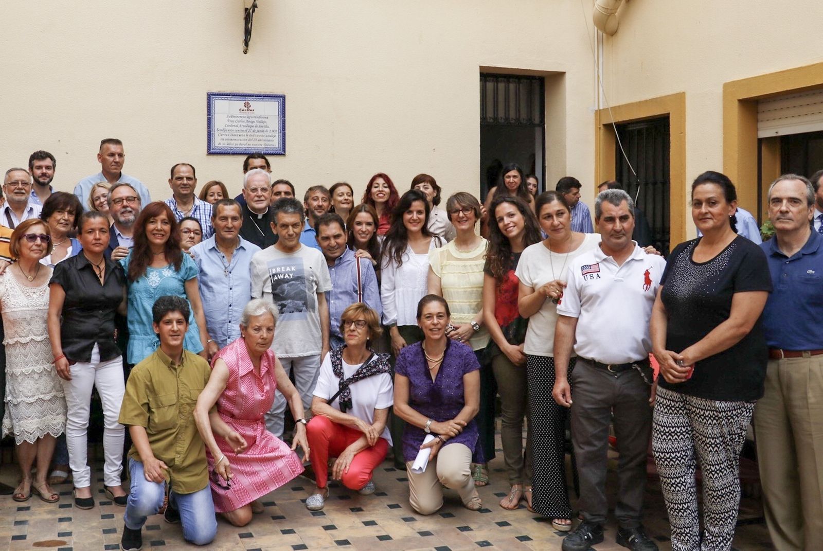 Foto de familia del cardenal con los acogidos y trabajadores.