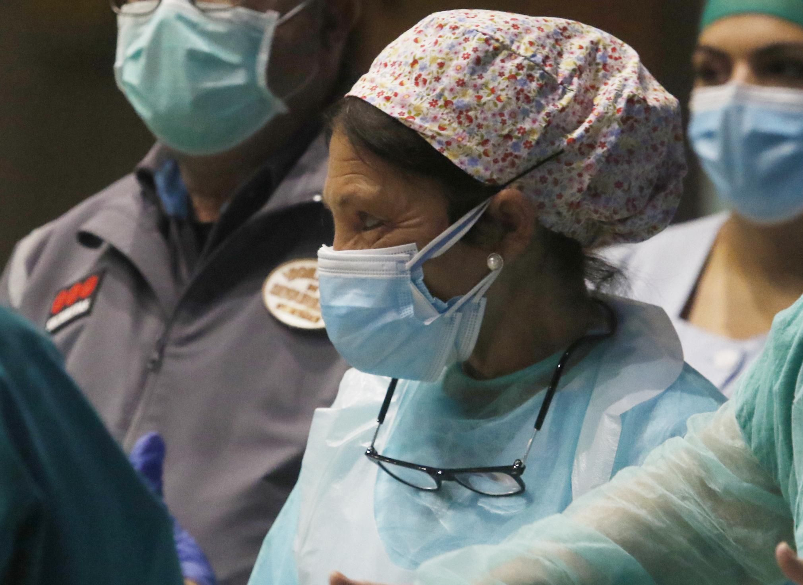 Los profesionales del Hospital Reina Sofía de Córdoba devuelven los aplausos de los cordobeses