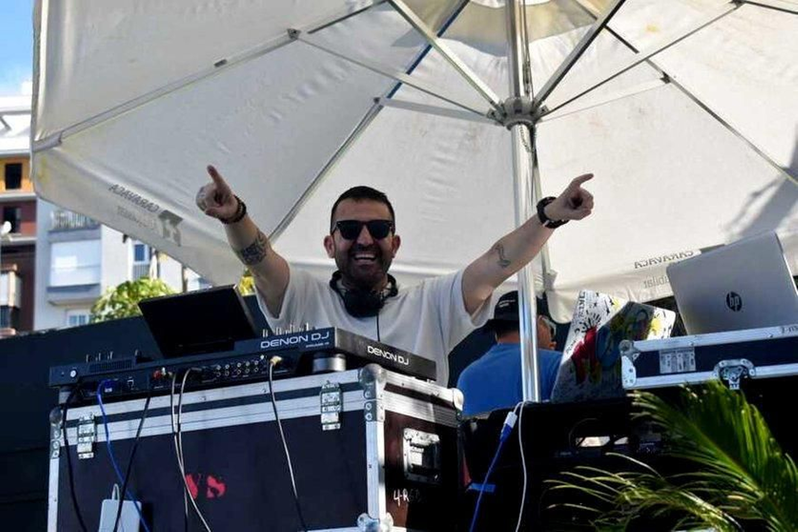 DJ Poyito, directivo de la AD Ceuta, en una de sus actuaciones
