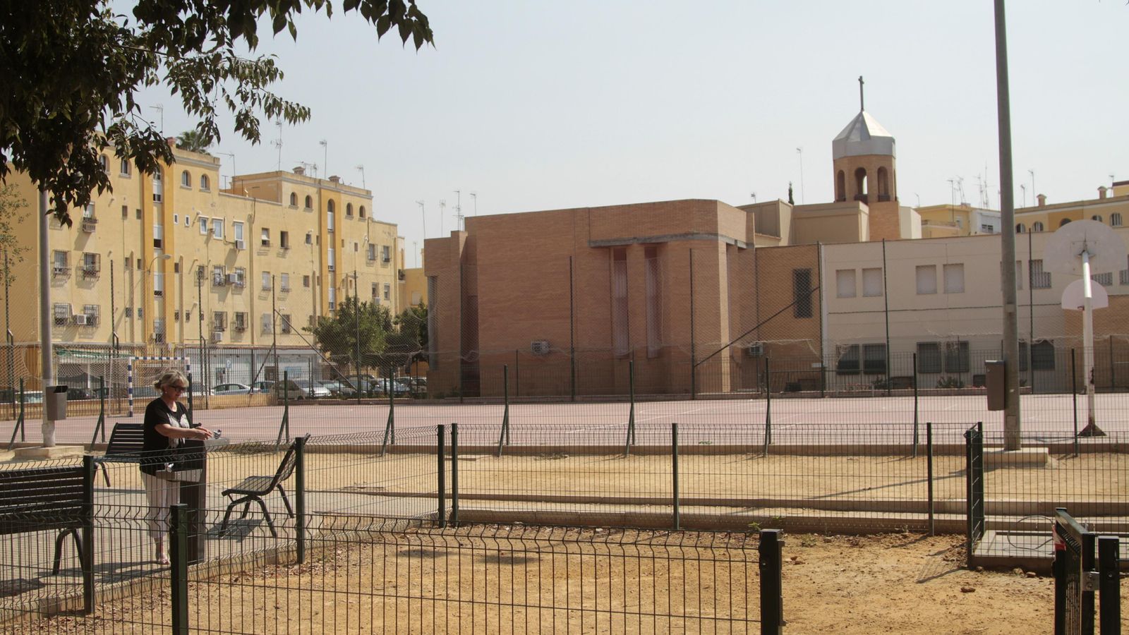 Instalaciones deportivas. Al fondo, parroquia de Nuestra Señora del Mayor Dolor.