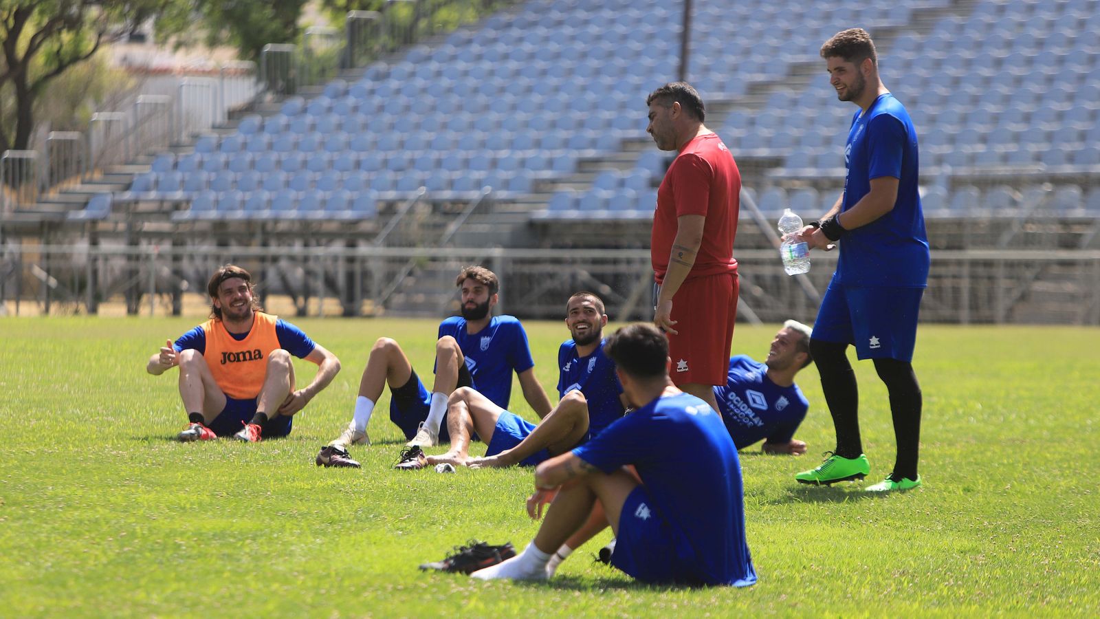 Emilio Fajardo habla con sus jugadores en un entrenamiento en el Pedro Garrido.