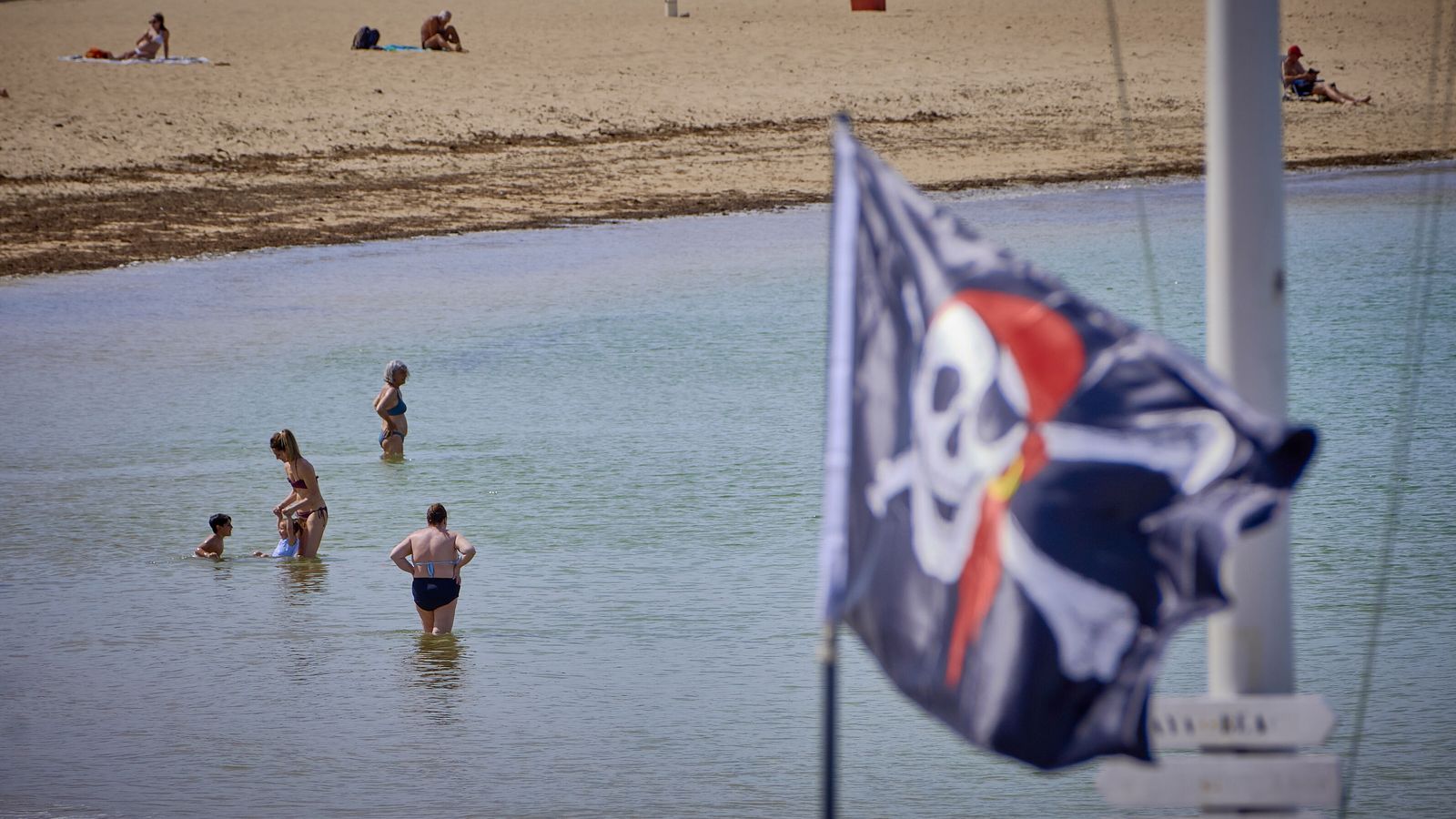 Bandera pirata en la playa de La Caleta.