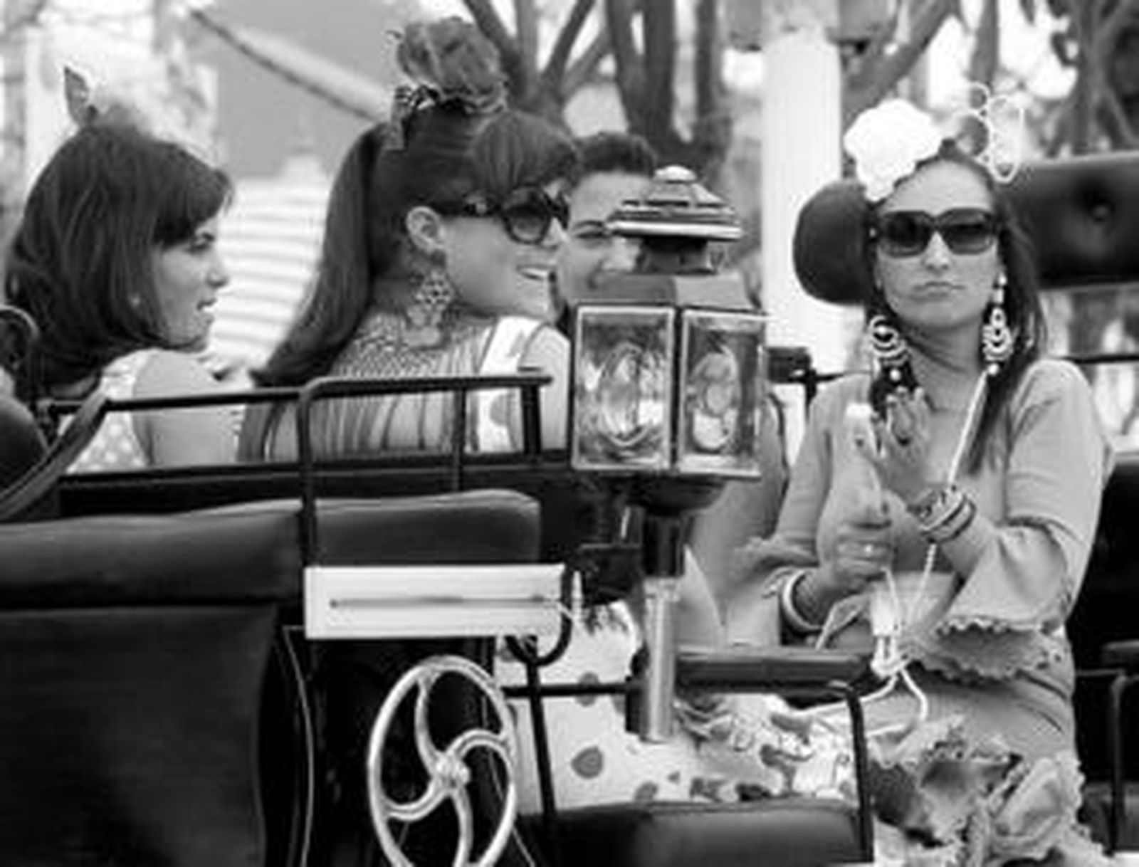 Cuatro flamencas pasean por el Real en coche de caballo.