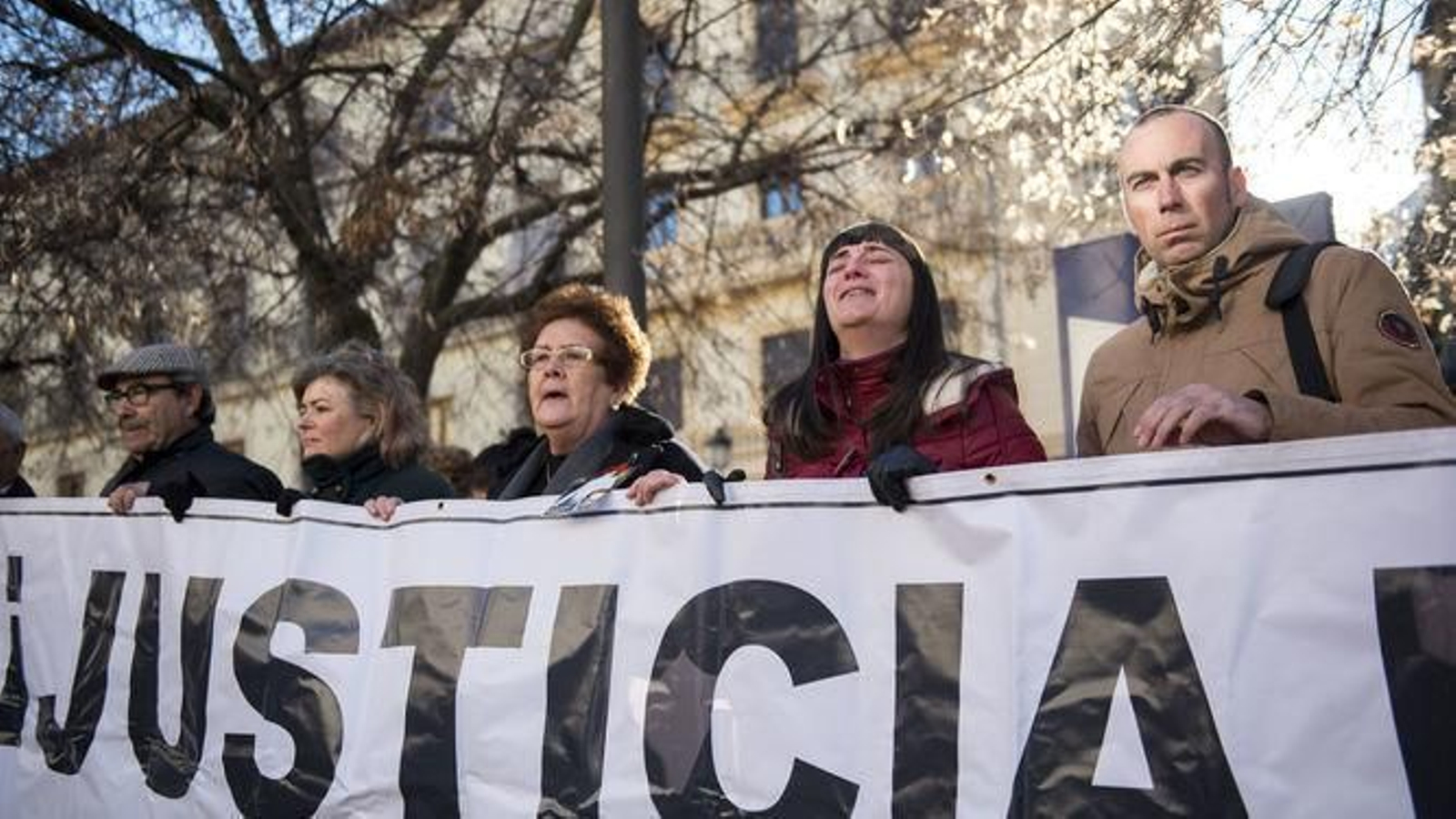 Familiares de las dos víctimas en una manifestación en Granada