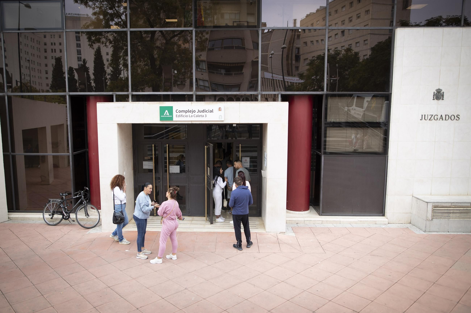 Entrada a los juzgados de la Caleta en Granada